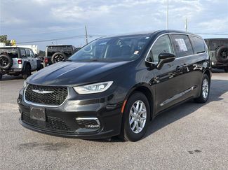 Used 2023 Chrysler Pacifica Touring-L FWD video 2