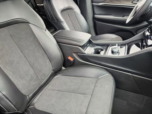 New 2026 Jeep Grand Cherokee Altitude image 9