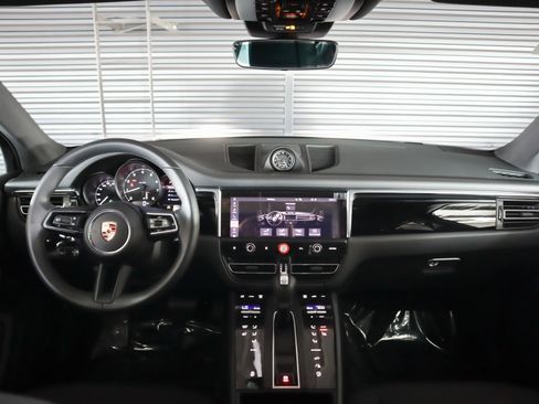 Used 2025 Porsche Macan image 14