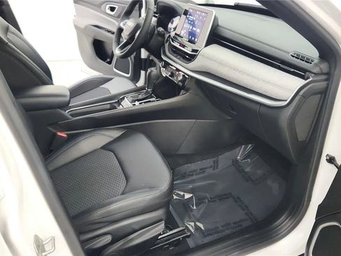 Used 2025 Jeep Compass Latitude image 35