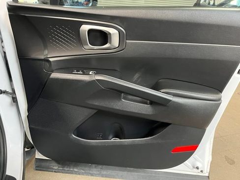 Used 2022 Kia Sorento LX FWD image 11