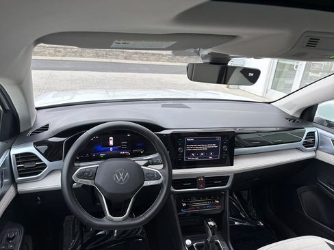 Certified 2025 Volkswagen Taos SE image 15