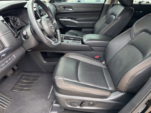 Certified 2024 Nissan Pathfinder SL w/ Lighting Package (N92) image 6