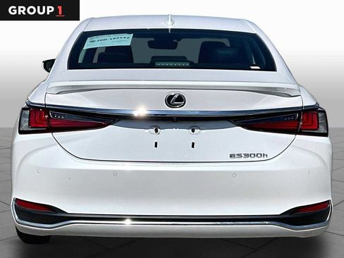 Used 2025 Lexus ES 300h w/ Premium Package FWD image 5