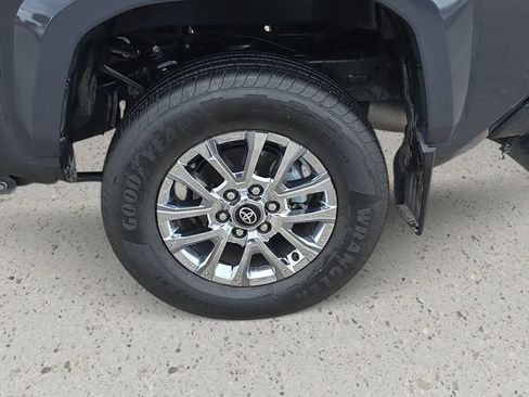Used 2025 Toyota Tacoma Limited AWD/4WD image 34