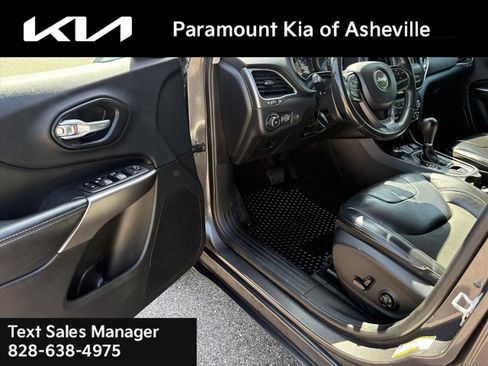 Used 2019 Jeep Cherokee Latitude Plus w/ Comfort/Convenience Group AWD/4WD image 15