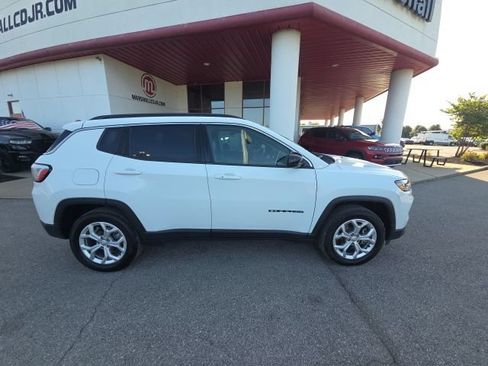 Used 2024 Jeep Compass Latitude AWD/4WD image 11