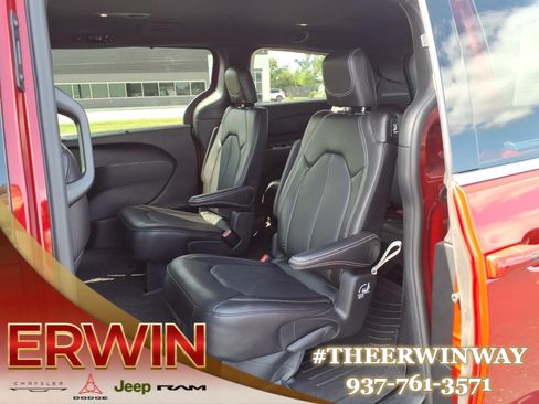 Used 2025 Chrysler Pacifica Select FWD image 25