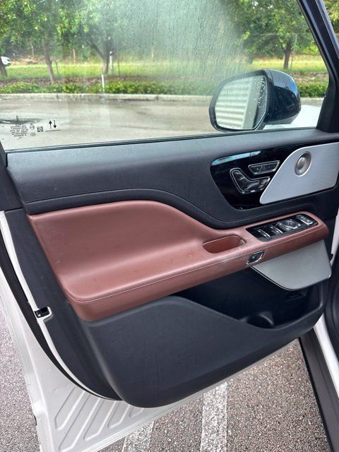 Used 2025 Lincoln Aviator Reserve w/ Luxury Package RWD image 2
