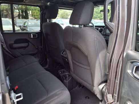 Used 2018 Jeep Wrangler Unlimited Sport image 19