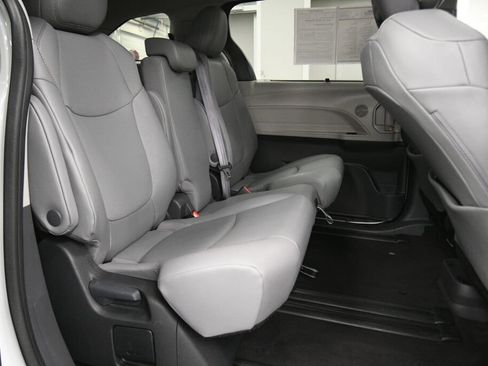 Used 2024 Toyota Sienna XLE FWD image 26
