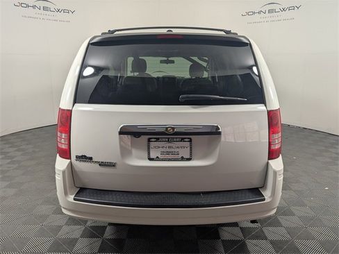 Used 2008 Chrysler Town & Country Touring image 4