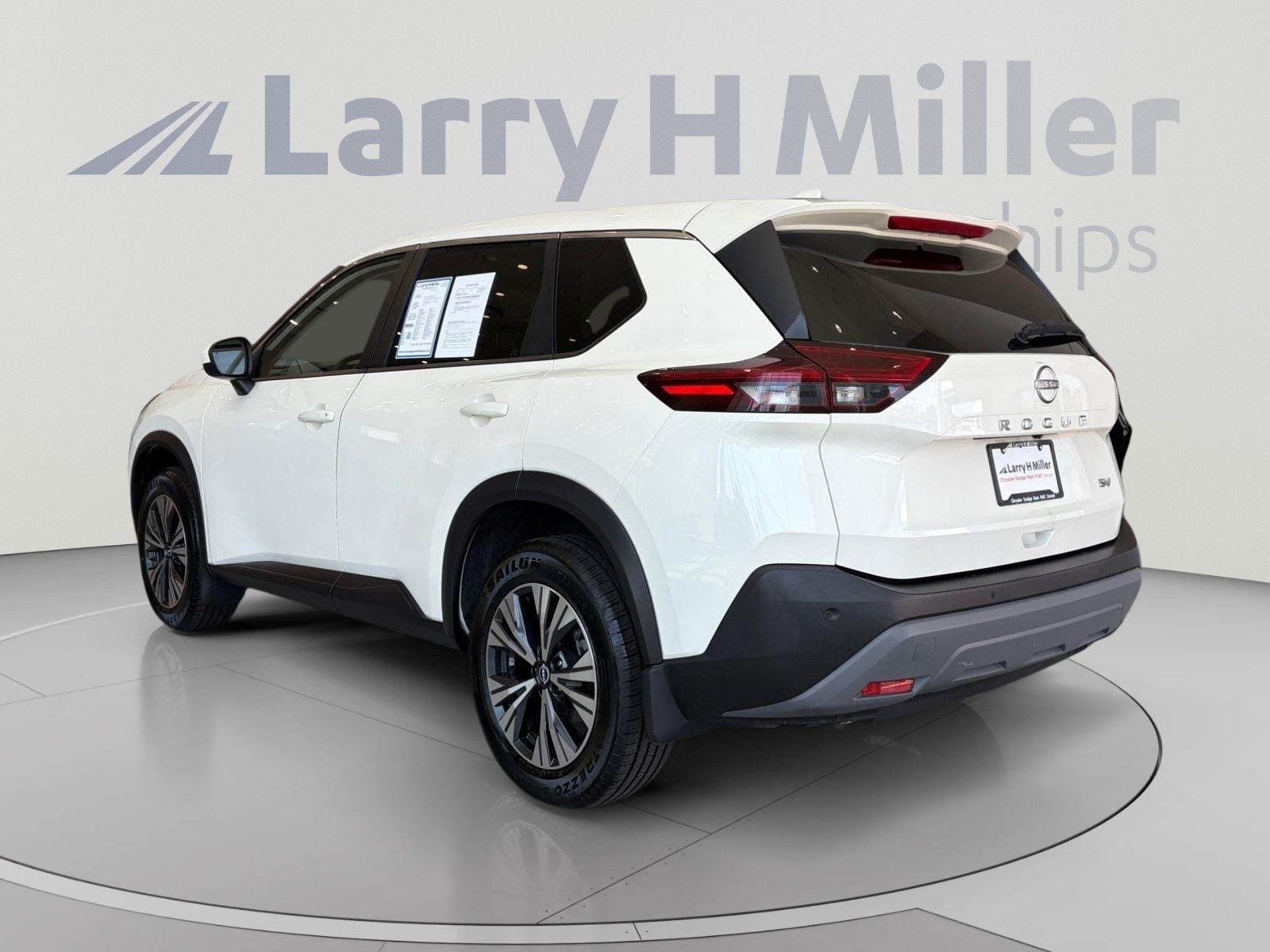 Used 2023 Nissan Rogue SV FWD image 3