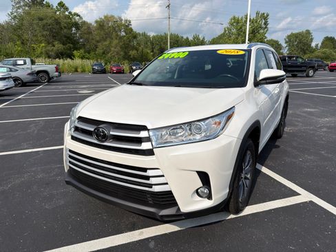 Used 2018 Toyota Highlander XLE AWD/4WD image 2