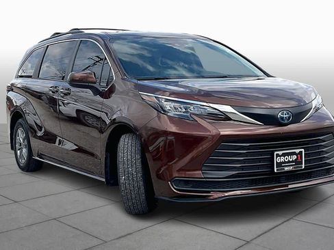 Used 2024 Toyota Sienna LE image 3