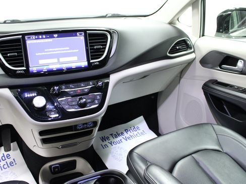 Used 2024 Chrysler Pacifica Touring-L FWD image 20