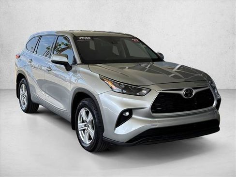 Used 2022 Toyota Highlander LE AWD/4WD image 5