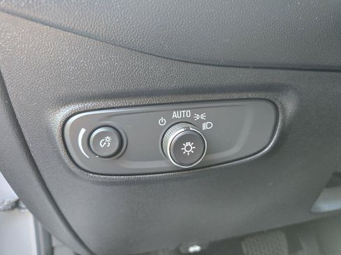 Used 2018 Chevrolet Equinox LT FWD image 16