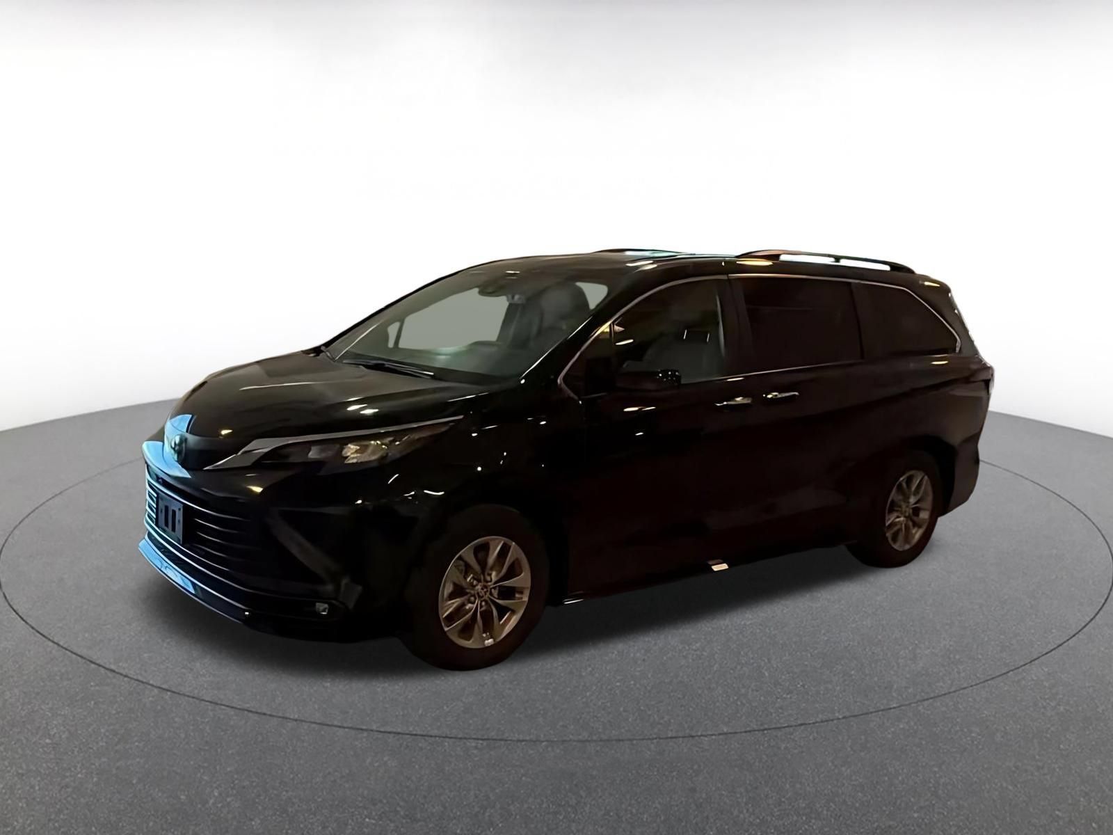 Used 2025 Toyota Sienna XLE FWD image 7