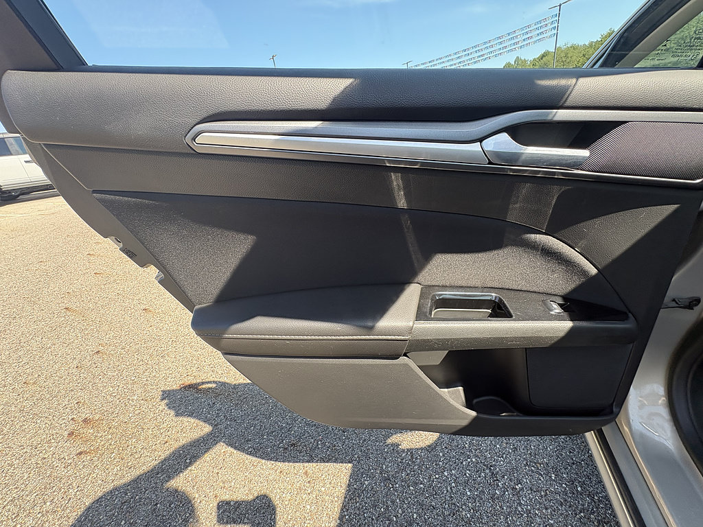 Used 2015 Ford Fusion SE FWD image 16