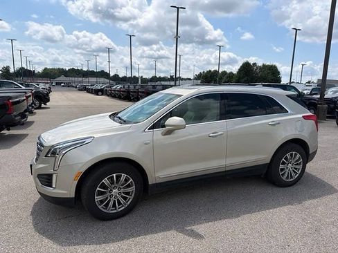 Used 2017 Cadillac XT5 Luxury w/ Driver Awareness Package FWD image 2