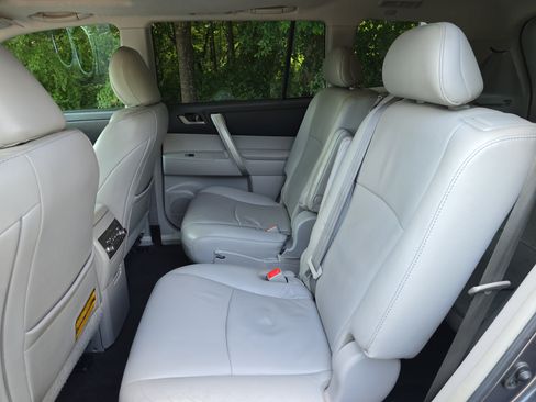 Used 2011 Toyota Highlander SE w/ Tow Pkg FWD image 15