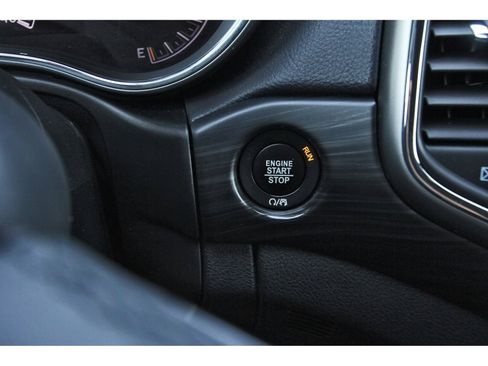 Used 2019 Jeep Grand Cherokee Laredo RWD image 27