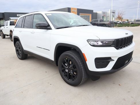 New 2025 Jeep Grand Cherokee Altitude image 1