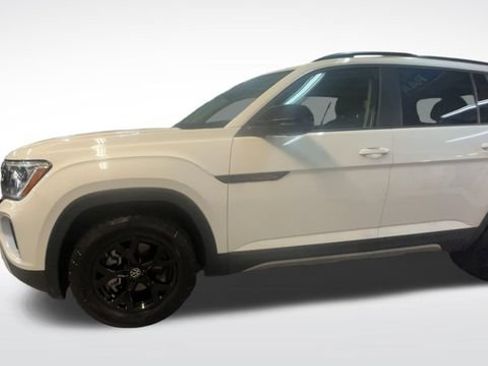 Used 2025 Volkswagen Atlas Peak Edition SE AWD/4WD image 5