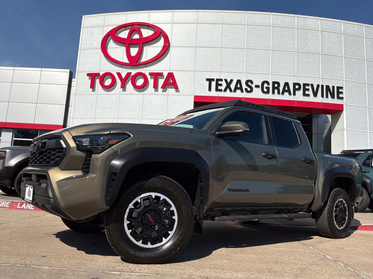 Used 2024 Toyota Tacoma TRD Off-Road w/ TRD Off Road Premium Package AWD/4WD image 2