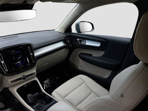 Used 2020 Volvo XC40 T5 Momentum w/ Protection Package Premier image 25