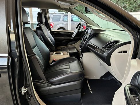 Used 2016 Chrysler Town & Country Touring image 14