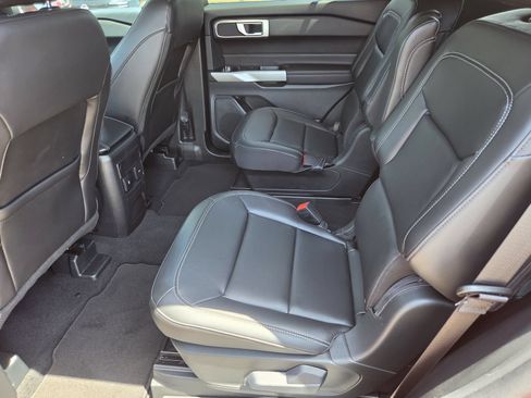 Used 2024 Ford Explorer XLT w/ Equipment Group 202A RWD image 17