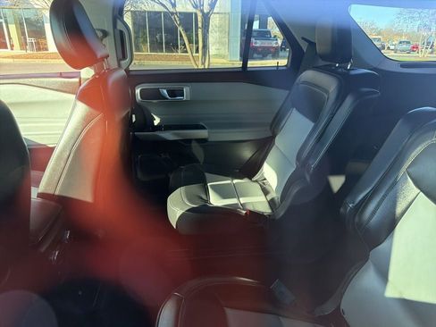 Used 2022 Ford Explorer XLT w/ Equipment Group 202A image 6