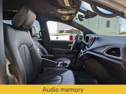Used 2025 Chrysler Pacifica Select image 32