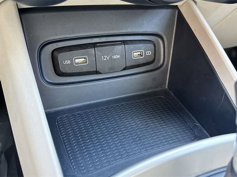 Used 2022 Hyundai Venue Limited image 52