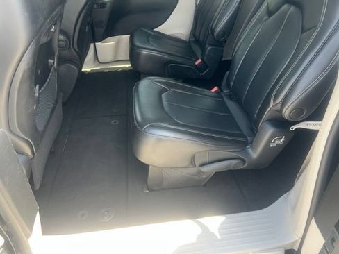 Used 2023 Chrysler Pacifica Touring-L FWD image 27