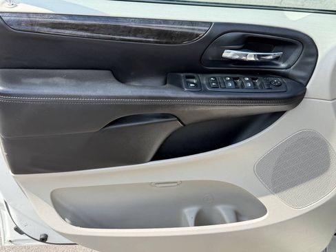 Used 2013 Dodge Grand Caravan SXT w/ UConnect Hands-Free Group FWD image 8