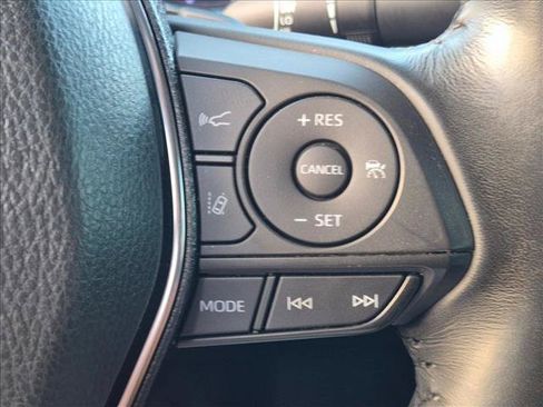 Used 2020 Toyota Camry SE w/ Sunroof Package FWD image 12