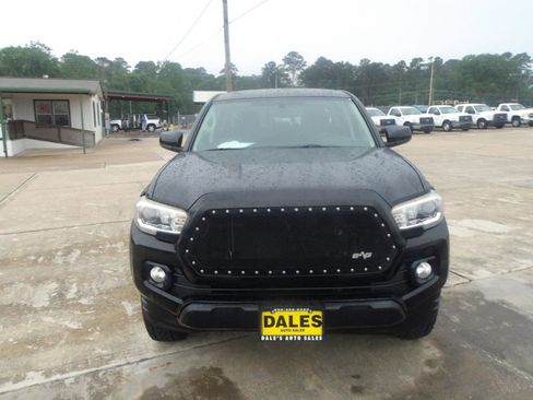 Used 2017 Toyota Tacoma SR5 w/ Tow Package RWD image 3