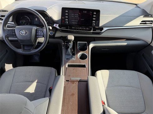 Used 2024 Toyota Sienna LE image 11