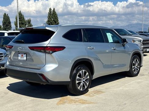 Used 2023 Toyota Highlander XLE image 4