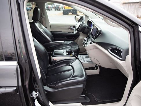 Used 2023 Chrysler Pacifica Touring-L image 26