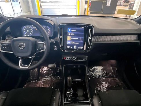 Certified 2022 Volvo XC40 T4 R-Design w/ Advanced Package image 15