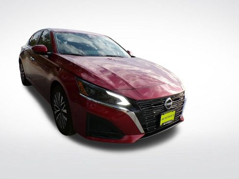 Used 2024 Nissan Altima 2.5 SV w/ SV Premium Package FWD image 8