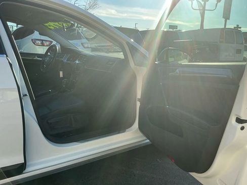 Used 2017 Volkswagen Golf Alltrack S image 11