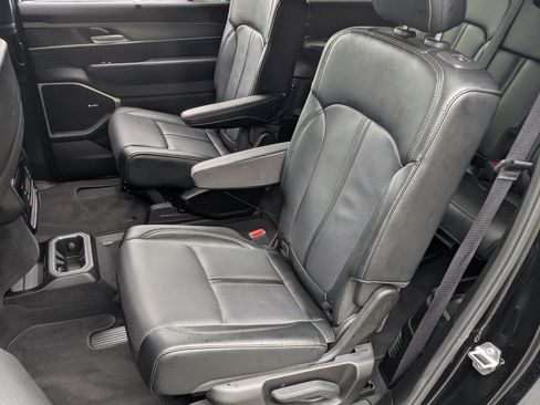 Used 2025 Jeep Wagoneer L Series III AWD/4WD image 17