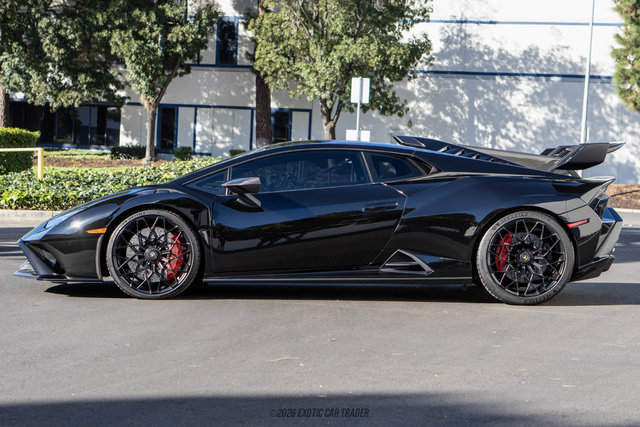 Used 2021 Lamborghini Huracan STO RWD image 2