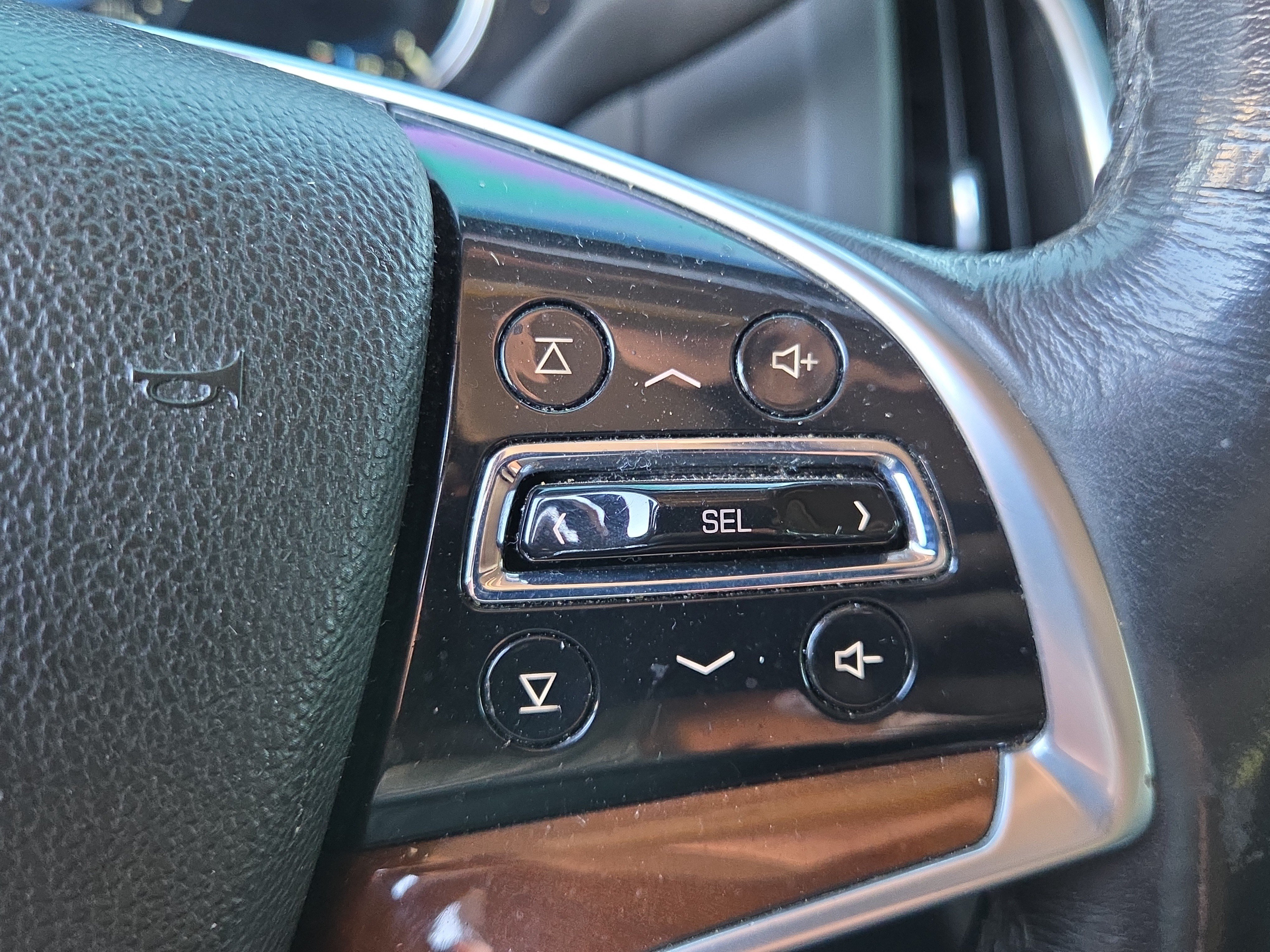 Used 2018 Cadillac Escalade Premium Luxury AWD/4WD image 23