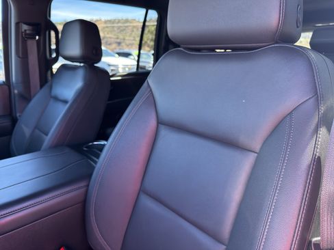 Used 2025 Chevrolet Suburban Z71 image 26